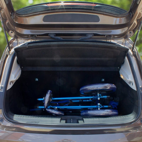 Silla de ruedas plegable de aluminio con frenos en los manillas, color azul